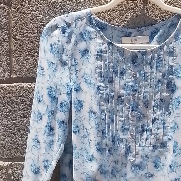 Loft Long Sleeve Blouse Size XSmall in White and Blue w/ Floral Pattern - Picture 5 of 7